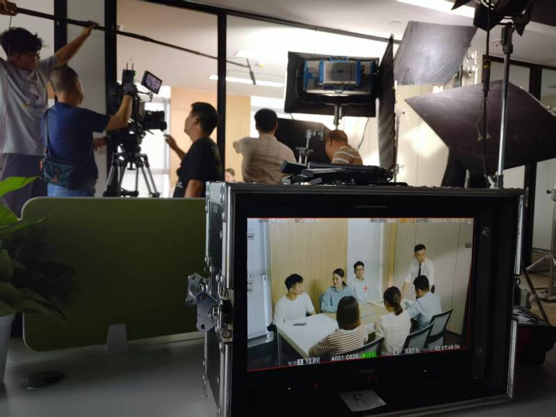 黑水县TVC拍摄公司：科技产品视觉化大师，诠释未来感与功能美学
